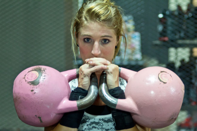 Das Kettlebell-Training stärkt Deine Muskulatur und verbrennt Fett. Wir verraten Dir, was hinter dem Trend-Training mit der Kugelhantel steckt.