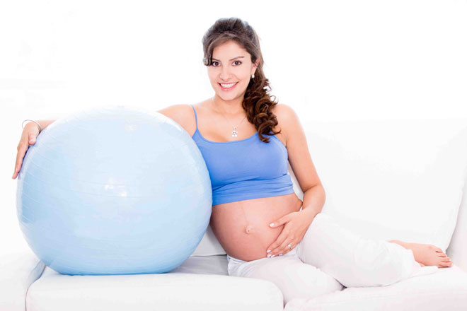 Pilates in der Schwangerschaft tut Mutter und Baby gut. Wir verraten Dir, welche Übungen Du bis zu welchem Monat machen kannst und solltest.