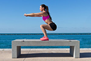 Kniebeugen sind der Fitness-Klassiker für einen knackigen Po und straffe Beine. Wir verraten Dir, was Kniebeugen sind und worauf Du achten musst.