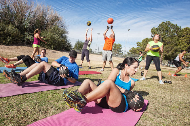 Outdoor Fitness Bootcamps versprechen ein forderndes Training an der frischen Luft, das du in einer Gruppe und mit viel Spaß absolvierst.